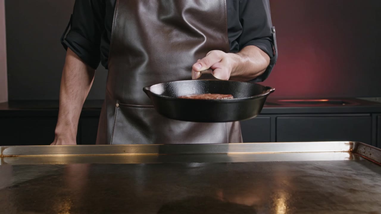 Chef preparando o burger